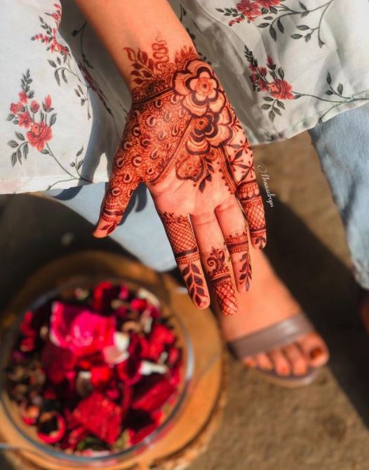 simple and easy floral henna design for hands