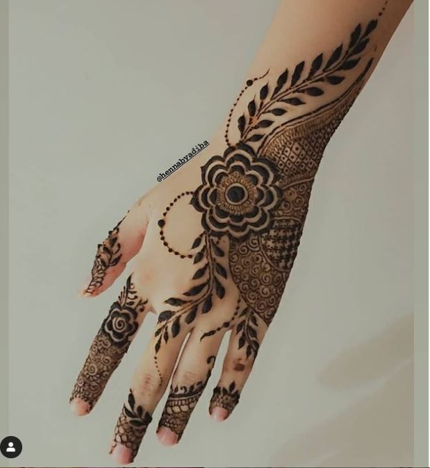 beautiful and unique henna design for back hand
