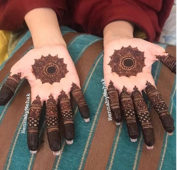 easy and simple henna design for back hand 1