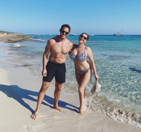Kelly brook and her new Partner Jeremy Parisi on beach