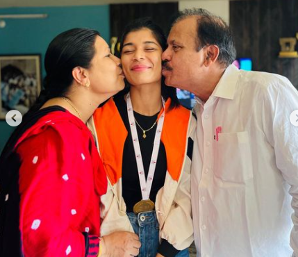 Nikhat zarin with her parents