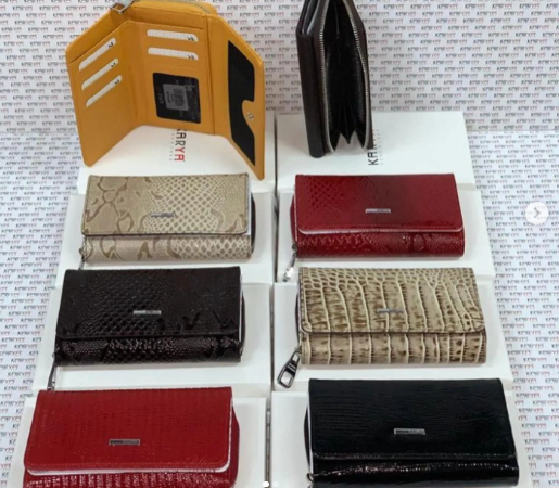 What color wallet attracts money