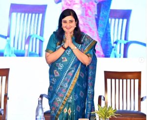 Bansuri Swaraj Joins Young People in Bhajan Singing Celebration