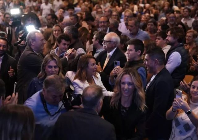 Cayetana Alvarez de Toledo in the middle of huge crowed