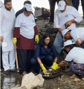 Swati Maliwal Joins Yamuna Cleanliness Drive at Sonia Vihar Under ‘Chalo Yamuna’ Campaign